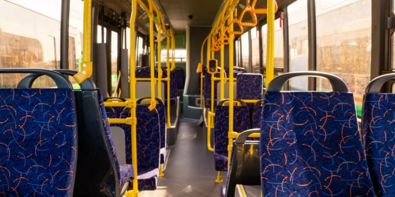 Көкшетауда оқушы қыз автобус есігіне қысылып қалған