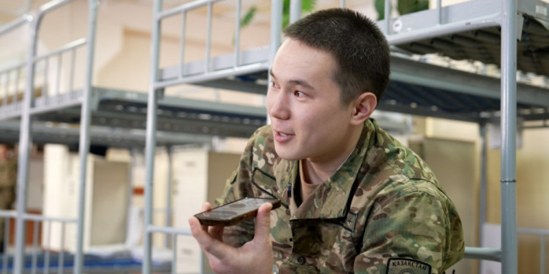 «Мен сізді жақсы көремін»: Ұлттық ұлан сарбаздары аналарын ерекше құттықтады