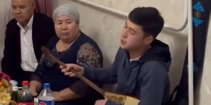 Терме айтқан маңғыстаулық жігіт желіде көпшіліктің ықыласына бөленді (ВИДЕО)