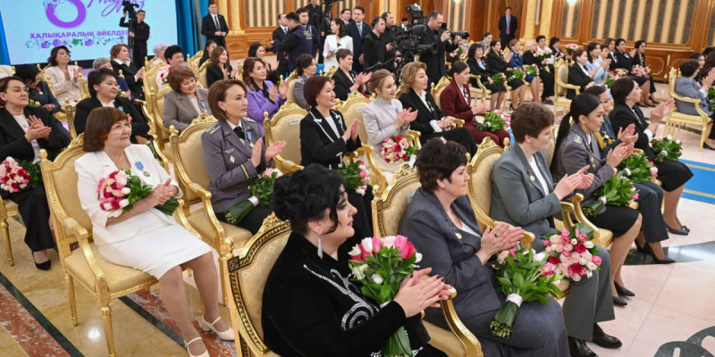 Президент 8 наурыз мерекесінің қарсаңында ел дамуына сүбелі үлес қосқан әйелдерді марапаттады