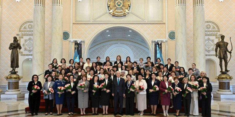 Президент бір топ қыз-келіншекті мемлекеттік наградалармен марапаттады