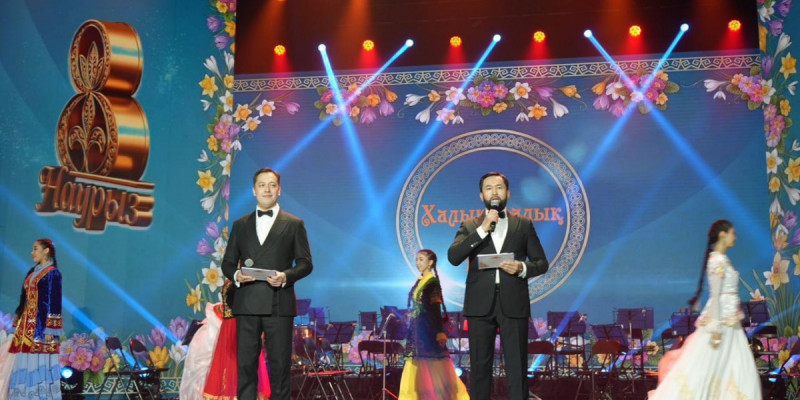 Ұландық сарбаз анасын мерекелік концертте тосын сыймен құттықтады