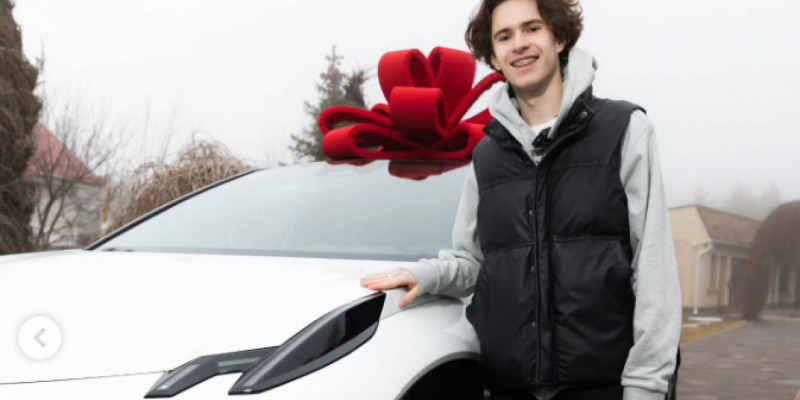 Михаил Шайдоровқа тағы бір автокөлік сыйға берілді