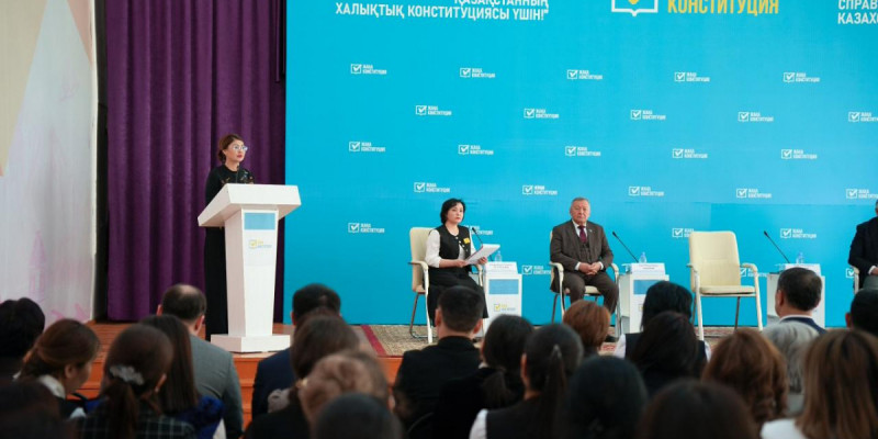 Сәтбаевта ұстаздар Жаңа Конституция жобасын талқылап, референдумды қолдайтындарын білдірді