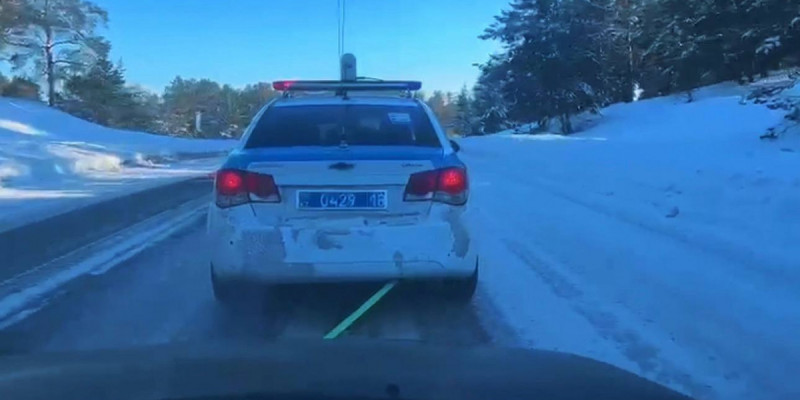 Абай облысында полицейлер тасжолда көлігі сынып қалған әйелге көмектесті