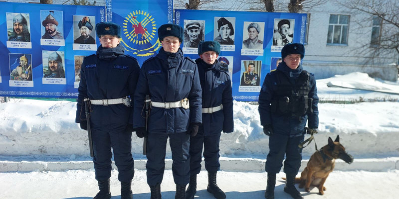 Ұлттық ұлан сарбаздары Петропавлда пышақ ұстаған азаматты ұстады