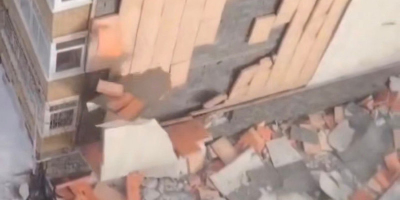 Астанада тұрғын үй қабырғасының сыртқы қабаты құлады