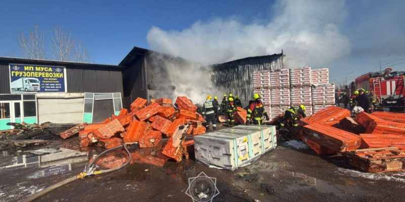 Алматыдағы базарда қойма өртенді