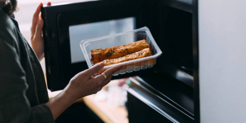 Ғалымдар дабыл қақты: пластик ыдыстағы тағамды ысыту қатерлі болуы мүмкін
