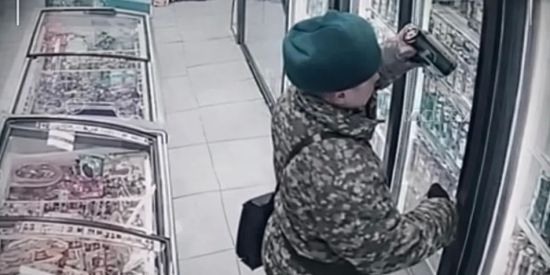 Желіде дүкеннен сусын ұрлаған әскери формадағы ер адамның видеосы тарады
