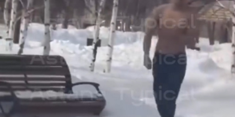 Астанада ер адам пышақ ұстаған күйі көшеде жүрген (ВИДЕО)