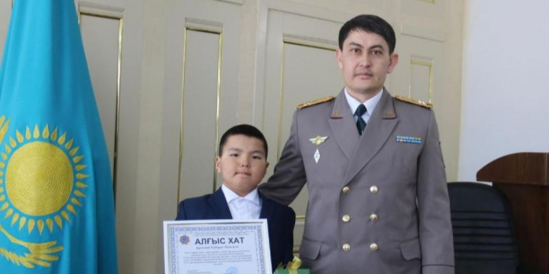 БҚО-да бауырларын өрттен аман алып қалған 9 жастағы бала марапатталды