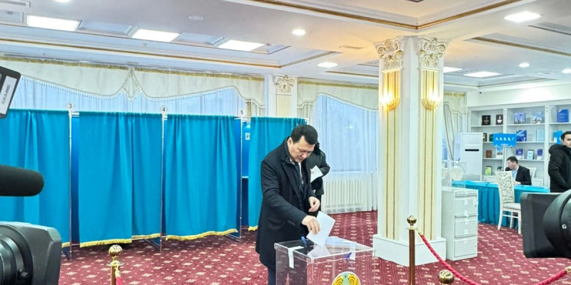 Мемлекеттік кеңесші Ерлан Қарин референдумда дауыс берді