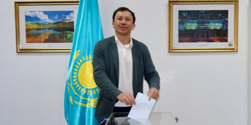 Геннадий Головкин Бангкоктағы референдум учаскесінде дауыс берді