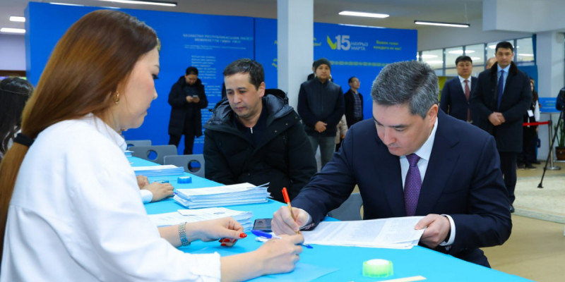 Олжас Бектенов республикалық референдумда дауыс берді