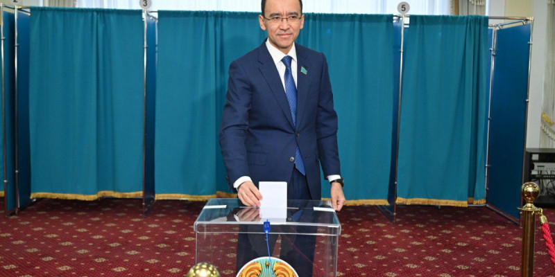 Сенат төрағасы Мәулен Әшімбаев референдумда дауыс берді