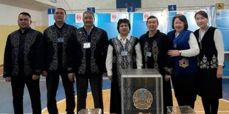 Түркістан облысында комиссия мүшелері референдумға ұлттық киіммен келді