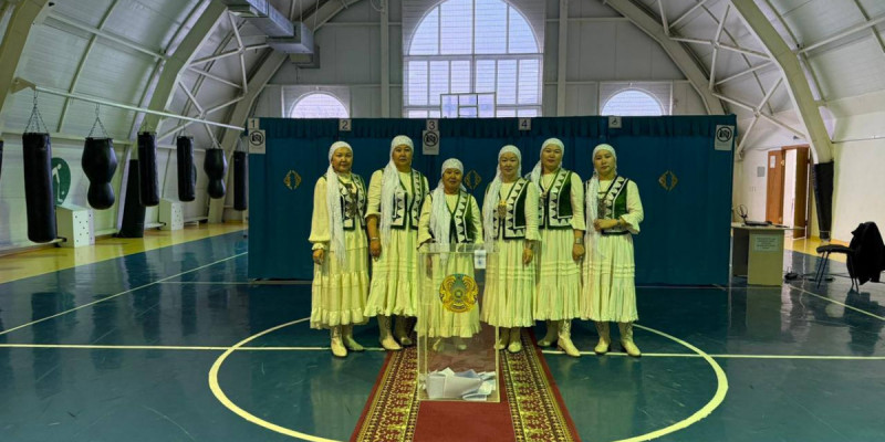 Маңғыстаулық абысындар референдумға бірге барды