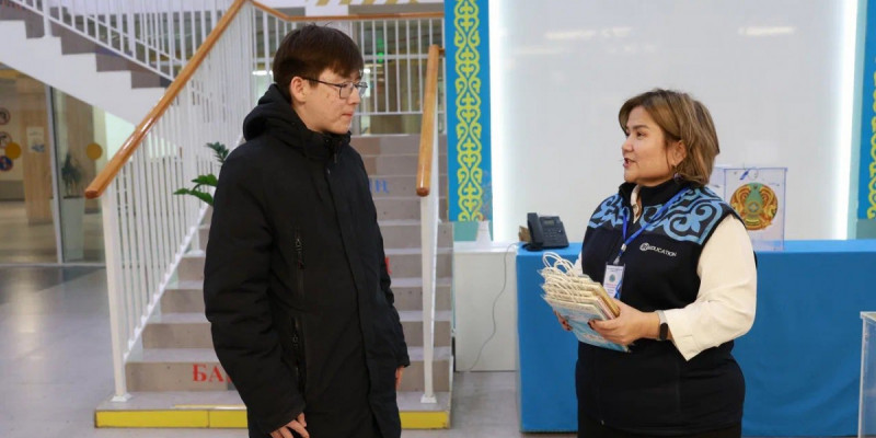 Атыраулық жігіт референдумда алғаш рет дауыс беріп, сыйлық алды