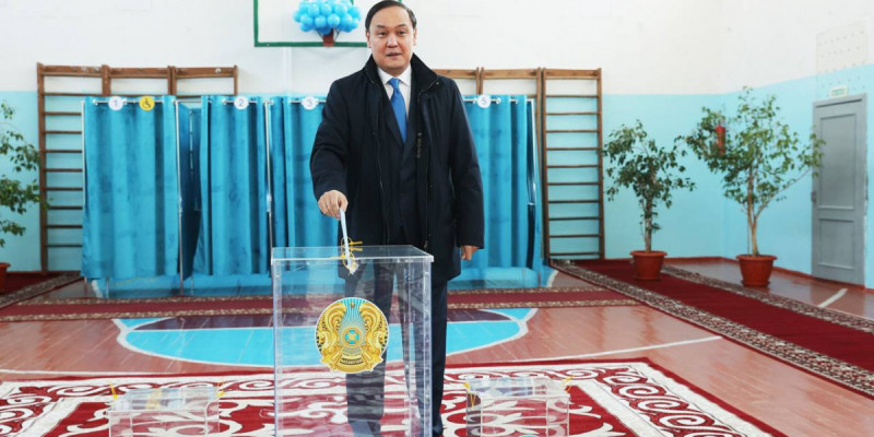 Жамбыл облысының әкімі референдумда дауыс берді