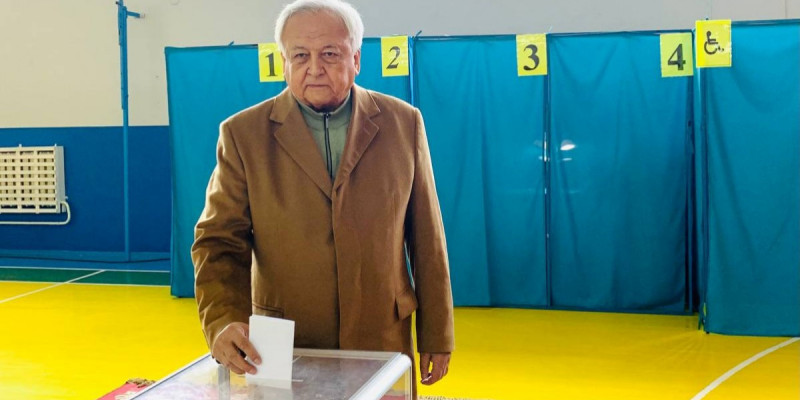 "Болашақты айқындайтын демократиялық тетік": Жазушылар одағының төрағасы дауыс берді