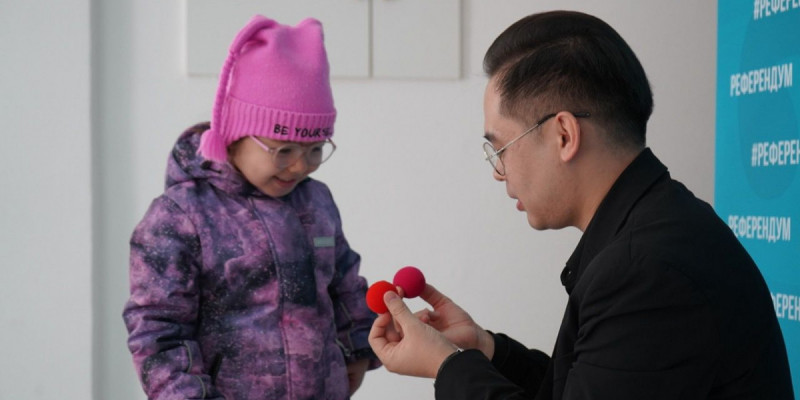 Қостанайда танымал сиқыршы сайлау учаскесінде шоу ұйымдастырды