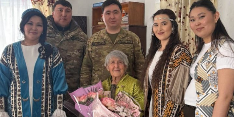 Өскеменде ұландықтар ғасырдан асқан соғыс ардагеріне құрмет көрсетті