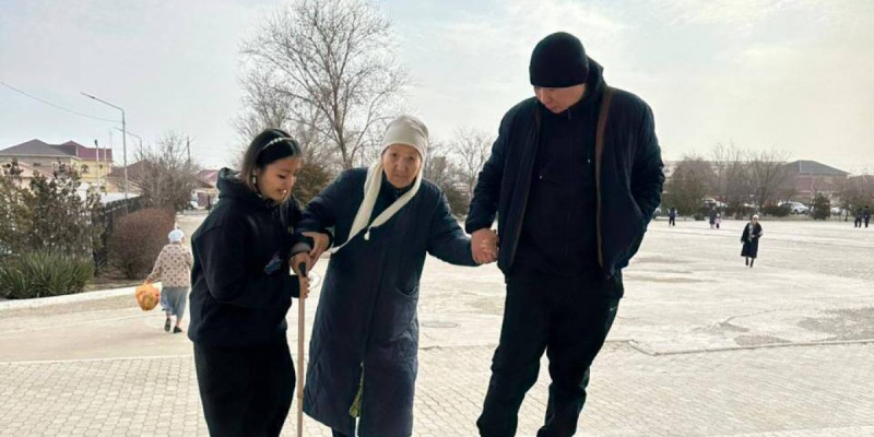 Маңғыстаулық волонтерлар референдумға баратын қарт адамдарға көмек көрсетіп жатыр