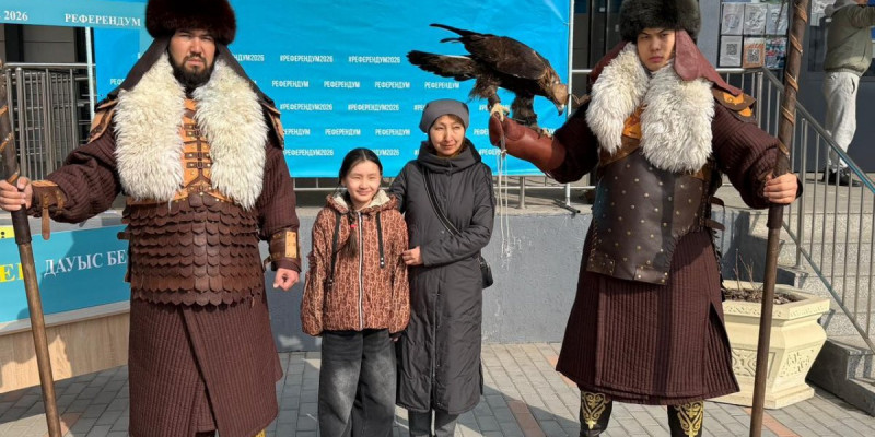 Алматыда дауыс беру учаскесіне батырлар кейпінде келген сайлаушылар ерекше көңіл күй сыйлады