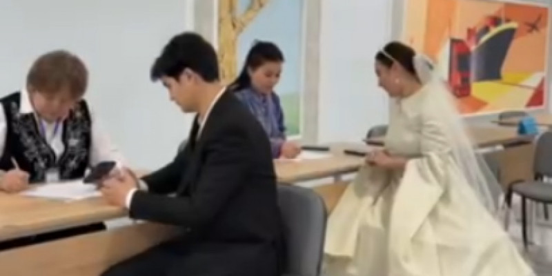 Маңғыстаулық жас жұбайлар үйлену тойы күні дауыс беруге барды