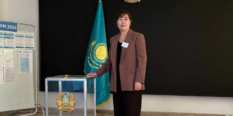 Сәтпаевта учаскеге алғашқы болып келген зейнеткер кісіге сыйлық табысталды – бақылаушы