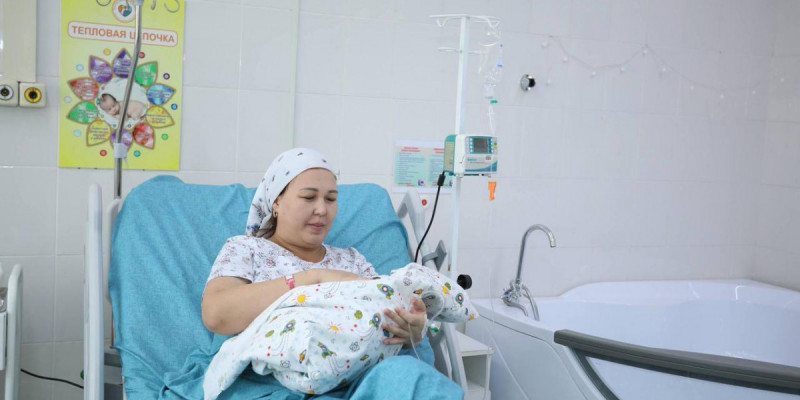 Ақтауда референдум күні дүниеге келген сәбиге Ата-Заң есімі берілді (ВИДЕО)