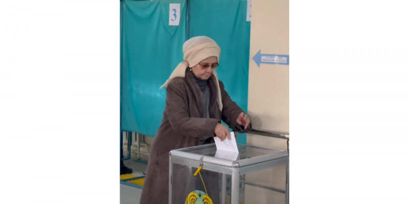 Алматыда жазушы Зейнеп Ахметова референдумда дауыс берді