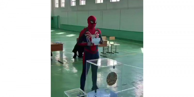 Шымкентте «Өрмекші адамның» киімін киіп келген тұрғын дауыс берді