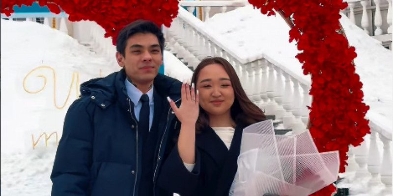 Екі рет «Иә»: Астаналық жігіт сайлау учаскесінің алдында сүйіктісіне ұсыныс жасады