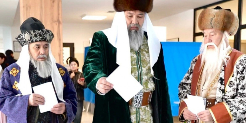 Қызылордада қазақ хандарының кейіпіндегі тұрғындар дауыс беруге келді