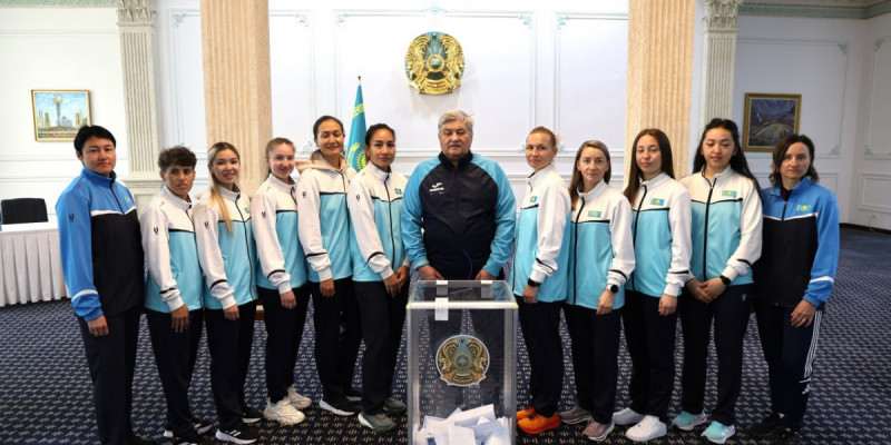 Шөп үстіндегі хоккей құрамасы Өзбекстандағы Елшілікте дауыс берді