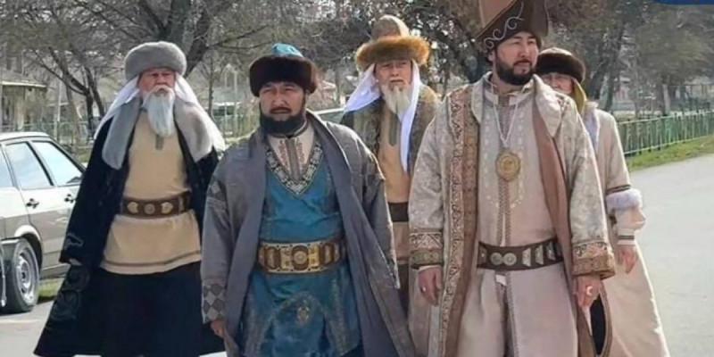 Жетісайда үш би болып киінген тұрғындар референдумда дауыс берді