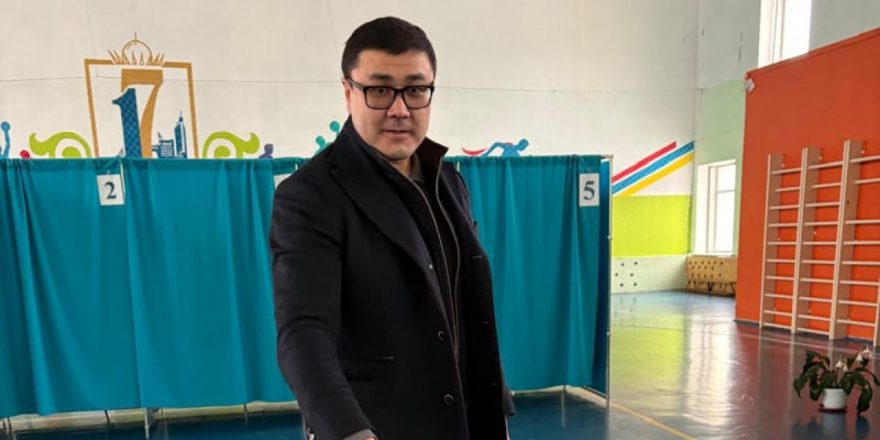 "Әр адамның ел болашағына жауапкершілікпен қарауы – өте маңызды": Бақтияр Мәкен референдумда дауыс берді