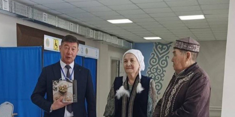 БҚО-да референдумда дауыс беруге келген «Алтын той» иелеріне сыйлық табыс етілді