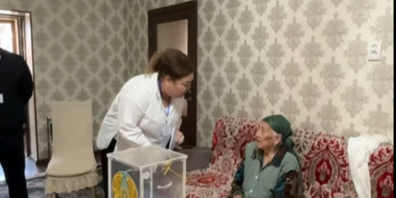 Тараздың 101 жастағы тұрғыны өз үйінде дауыс берді