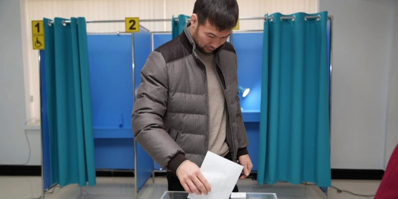 Шавкат Рахмонов Қонаевтағы учаскеде дауыс берді