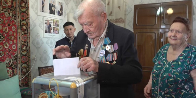 "Бейбітшілікті адамдар сақтайды": Оралда Ұлы Отан соғысының ардагері өз үйінде дауыс берді
