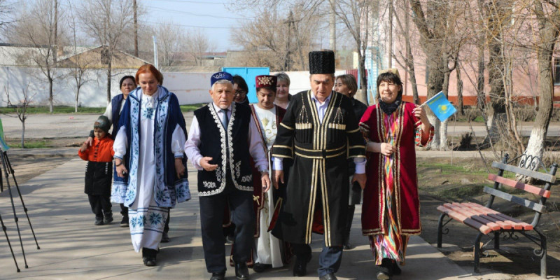 Түркістан облысында тұратын түрлі этнос өкілдері дауыс беруге ұлттық киімдерін киіп барды