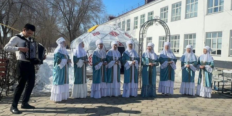 Оралдағы дауыс беру учаскесінде «Ақжайық» әжелер ансамблі өнер көрсетті