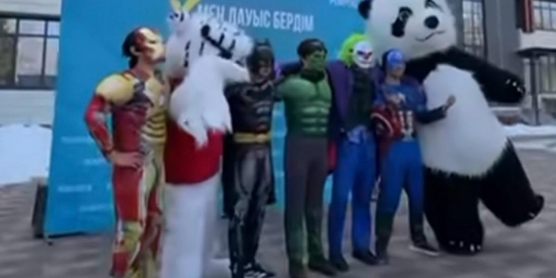 Супермен, Темір адам, Капитан Америка және Джокер: Алматылықтар учаскеге қандай киім киіп келді?