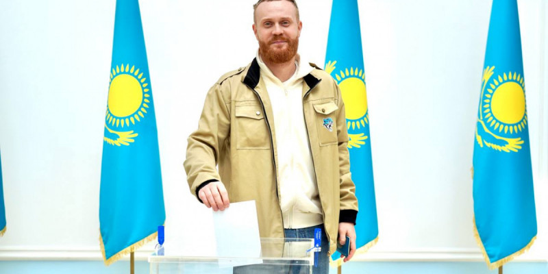 Танымал әзілкеш Евгений Чебатков Мәскеуде дауыс берді