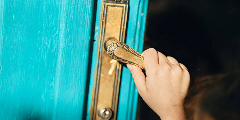 Атырау облысында 2 және 4 жасар балалар үйде қамалып қалған