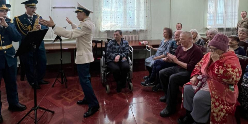 Әскери оркестр Қарағандыдағы қарттар үйінде концерт қойды