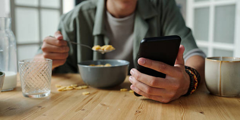 Смартфонға көп қарау тамақты шамадан тыс көп жеуге ықпал етеді – зерттеу